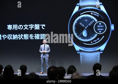 230524 -- TOKYO, 24 maggio 2023 -- questa foto scattata il 24 maggio 2023 mostra una scena all'evento di lancio dei nuovi prodotti Huawei a Tokyo, in Giappone. Mercoledì, il gigante tecnologico cinese Huawei ha lanciato una linea di dispositivi indossabili, tra cui smartwatch e auricolari wireless in Giappone, con l'obiettivo di rafforzare la sua presenza nel mercato in espansione. Huawei Japan ha svelato il suo smartwatch di punta Huawei Watch Ultimate a Tokyo, con funzioni di salute e fitness aggiornate che offrono anche una modalità di immersione subacquea di 100 metri. GIAPPONE-TOKYO-HUAWEI-NUOVO PRODOTTO-LANCIO YUEXCHENXING PUBLICATIONXNOTXINXCHN Foto Stock