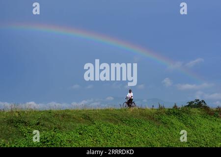 230524 -- NAGAON, 24 maggio 2023 -- Un arcobaleno appare nel cielo dopo le piogge leggere nel distretto di Nagaon, nello stato di Assam, nell'India nord-orientale, il 24 maggio 2023. Str/Xinhua INDIA-ASSAM-NAGAON-ARCOBALENO JavedxDar PUBLICATIONxNOTxINxCHN Foto Stock