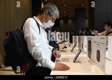 230524 -- TOKYO, 24 maggio 2023 -- Un visitatore prova smartwatch all'evento di lancio dei nuovi prodotti Huawei a Tokyo, Giappone, 24 maggio 2023. Mercoledì, il gigante tecnologico cinese Huawei ha lanciato una linea di dispositivi indossabili, tra cui smartwatch e auricolari wireless in Giappone, con l'obiettivo di rafforzare la sua presenza nel mercato in espansione. Huawei Japan ha svelato il suo smartwatch di punta Huawei Watch Ultimate a Tokyo, con funzioni di salute e fitness aggiornate che offrono anche una modalità di immersione subacquea di 100 metri. GIAPPONE-TOKYO-HUAWEI-NUOVO PRODOTTO-LANCIO YUEXCHENXING PUBLICATIONXNOTXINXCHN Foto Stock