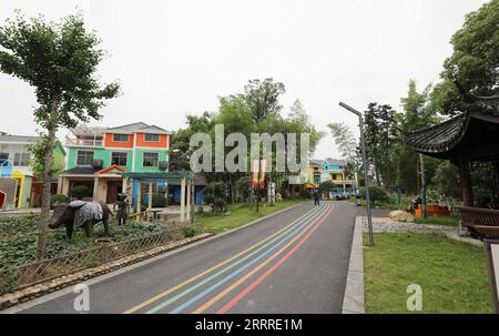 230525 -- LONGYOU, 25 maggio 2023 -- questa foto scattata il 24 maggio 2023 mostra una vista del villaggio di Pushan della contea di Longyou, nella provincia di Zhejiang nella Cina orientale. Negli ultimi anni il Villaggio Pushan ha donato un nuovo look con infrastrutture pubbliche migliorate e decorazioni colorate. Sono state sviluppate anche strutture di intrattenimento e attività in famiglia per incrementare il turismo e aumentare il reddito degli abitanti locali, dando slancio e vitalità alla rivitalizzazione rurale. CINA-ZHEJIANG-RIQUALIFICAZIONE RURALE CN DuxXiaoyi PUBLICATIONxNOTxINxCHN Foto Stock