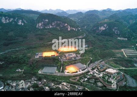 230525 -- GUIYANG, 25 maggio 2023 -- questa foto aerea scattata il 23 maggio 2023 mostra una vista del supplemento di luce notturna in una serra di piantine nella contea di Kaiyang, nella provincia di Guiyang, nella Cina sud-occidentale. Negli ultimi anni, basandosi sullo sviluppo dei big data, la provincia di Guizhou ha accelerato la promozione e l'applicazione di nuovi modelli di agricoltura intelligente, al fine di migliorare l'efficienza della produzione agricola. CHINA-GUIZHOU-AGRICULTURE-BIG DATA CN YANGXWENBIN PUBLICATIONXNOTXINXCHN Foto Stock