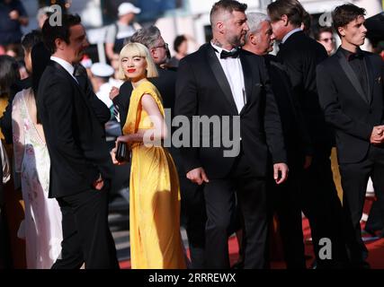 230526 -- CANNES, 26 maggio 2023 -- l'attrice giapponese Aoi Yamada 2nd L lascia dopo la proiezione del film Perfect Days durante la 76a edizione del Festival di Cannes, nel sud della Francia, il 25 maggio 2023. FRANCIA-CANNES-FILM FESTIVAL-PHOTOCALL GaoxJing PUBLICATIONxNOTxINxCHN Foto Stock