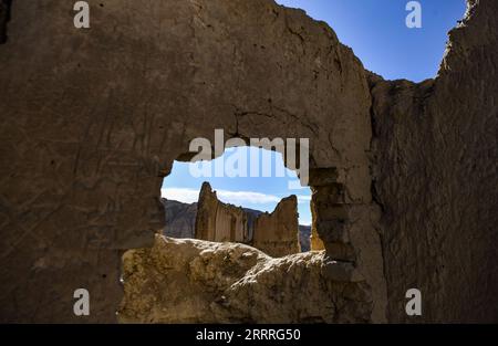 230527 -- ZANDA, 27 maggio 2023 -- questa foto scattata il 26 maggio 2023 mostra lo scenario delle rovine del Regno di Guge al tramonto nella contea di Zanda della prefettura di Ngari, nella regione autonoma del Tibet della Cina sud-occidentale. L'antico regno Guge fu probabilmente fondato nel X secolo, ma fu abbandonato alla fine del XVII secolo. Solo le strutture di fango e roccia rimasero, riparando le loro reliquie e i dipinti murali dagli elementi. Le rovine del regno di Guge sono tra i primi reperti storici posti sotto la protezione dello Stato in Cina. Resti del castello principale del regno si trovano ora in cima a un fiume Foto Stock