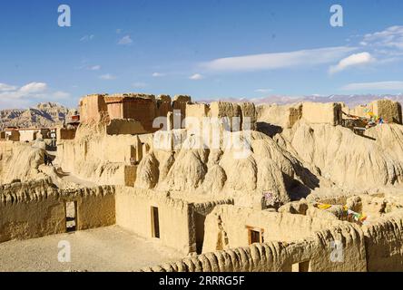 230527 -- ZANDA, 27 maggio 2023 -- questa foto scattata il 26 maggio 2023 mostra lo scenario delle rovine del Regno di Guge al tramonto nella contea di Zanda della prefettura di Ngari, nella regione autonoma del Tibet della Cina sud-occidentale. L'antico regno Guge fu probabilmente fondato nel X secolo, ma fu abbandonato alla fine del XVII secolo. Solo le strutture di fango e roccia rimasero, riparando le loro reliquie e i dipinti murali dagli elementi. Le rovine del regno di Guge sono tra i primi reperti storici posti sotto la protezione dello Stato in Cina. Resti del castello principale del regno si trovano ora in cima a un fiume Foto Stock