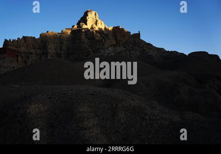 230527 -- ZANDA, 27 maggio 2023 -- questa foto scattata il 26 maggio 2023 mostra lo scenario delle rovine del Regno di Guge al tramonto nella contea di Zanda della prefettura di Ngari, nella regione autonoma del Tibet della Cina sud-occidentale. L'antico regno Guge fu probabilmente fondato nel X secolo, ma fu abbandonato alla fine del XVII secolo. Solo le strutture di fango e roccia rimasero, riparando le loro reliquie e i dipinti murali dagli elementi. Le rovine del regno di Guge sono tra i primi reperti storici posti sotto la protezione dello Stato in Cina. Resti del castello principale del regno si trovano ora in cima a un fiume Foto Stock