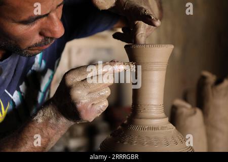 230528 -- BAGHDAD, 28 maggio 2023 -- Safaa al-Kawaz, proprietario di un laboratorio di ceramica, crea un pezzo di lavoro nella zona di Nahrawan vicino a Baghdad, Iraq, 27 maggio 2023. La fabbricazione della ceramica in Iraq è stata una professione duratura, profondamente radicata nelle civiltà della Mesopotamia. IRAQ-BAGHDAD-FABBRICAZIONE DI CERAMICA KhalilxDawood PUBLICATIONxNOTxINxCHN Foto Stock