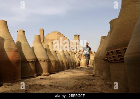 News Themen der Woche KW21 News Bilder des Tages 230528 -- BAGHDAD, 28 maggio 2023 -- Safaa al-Kawaz, proprietario di un laboratorio di ceramica, è raffigurato nel suo laboratorio nell'area di Nahrawan vicino a Baghdad, Iraq, 27 maggio 2023. La fabbricazione della ceramica in Iraq è stata una professione duratura, profondamente radicata nelle civiltà della Mesopotamia. IRAQ-BAGHDAD-FABBRICAZIONE DI CERAMICA KhalilxDawood PUBLICATIONxNOTxINxCHN Foto Stock