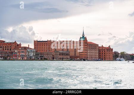 Venezia, Italia - 2 aprile 2022: Il Molino Stucky è un edificio neogotico a Venezia, all'estremità occidentale dell'isola della Giudecca, vicino all'antico borgo F. Foto Stock