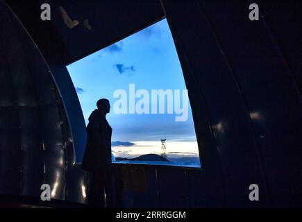 230528 -- NGARI, 28 maggio 2023 -- voi Xianlong guardate nel cielo notturno all'Osservatorio Ngari nella prefettura di Ngari, nella regione autonoma del Tibet del sud-ovest della Cina, 23 maggio 2023. Xianlong, un ingegnere residente di 36 anni presso l'Osservatorio di Ngari nella regione autonoma del Tibet, è responsabile dell'osservazione delle apparecchiature e della manutenzione operativa insieme a sette colleghi. È anche l'ingegnere più longevo presso l'osservatorio. La sua carriera è iniziata nel 2006 quando ha incontrato Yao Yongqiang, uno scienziato presso gli osservatori astronomici nazionali sotto la Chinese Academy of Sciences CAS, che stava cercando Foto Stock