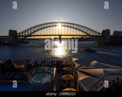 Sydney Australia / Sydney Harbour Bridge al tramonto visto da poppa di una nave da crociera in partenza a Sydney Australia. Foto Stock