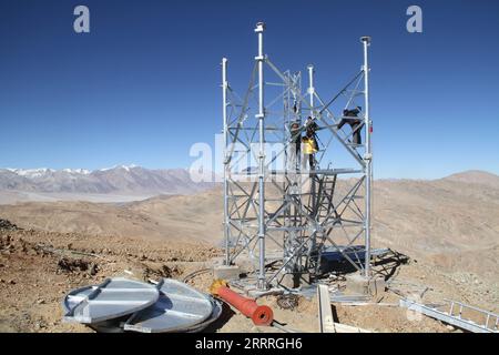 230528 -- NGARI, 28 maggio 2023 -- questa foto scattata nell'agosto del 2013 mostra un cantiere dell'Osservatorio Ngari degli osservatori astronomici nazionali NAO nella prefettura di Ngari, nella regione autonoma Tibet del sud-ovest della Cina. Xianlong, un ingegnere residente di 36 anni presso l'Osservatorio di Ngari nella regione autonoma del Tibet, è responsabile dell'osservazione delle apparecchiature e della manutenzione operativa insieme a sette colleghi. È anche l'ingegnere più longevo presso l'osservatorio. La sua carriera inizia nel 2006 quando incontra Yao Yongqiang, scienziato degli osservatori astronomici nazionali unde Foto Stock