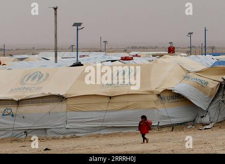 230529 - HASAKAH, 29 maggio 2023 -- Un bambino è visto nel campo profughi di al-Hol nella provincia nord-orientale di Hasakah, Siria, il 28 maggio 2023. Str/Xinhua SYRIA-HASAKAH-CAMPO PROFUGHI Stringer PUBLICATIONxNOTxINxCHN Foto Stock