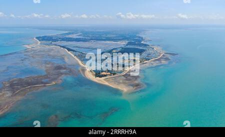 230529 -- ZHANJIANG, 29 maggio 2023 -- questa foto aerea scattata il 27 maggio 2023 mostra la vista di Deng Lou Corner nella città di Jiaowei nella contea di Xuwen, nella città di Zhanjiang, nella provincia del Guangdong della Cina meridionale. Il Deng Lou Corner prende il nome dal faro situato a terra e dalla forma appuntita del terreno nel mare. Confinante con il Mar Cinese meridionale a est e il Golfo di Beibu a ovest e di fronte all'Isola di Hainan a sud attraverso lo stretto di Qiongzhou, la città di Zhanjiang nella provincia del Guangdong della Cina meridionale ha la più grande area di foresta di mangrovie in tutto il paese ed è una base importante Foto Stock