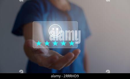 Concetto di valutazione del cliente tecnologico immagine ravvicinata di un uomo d'affari che mostra soddisfazione per la tecnologia virtuale con un volto sorridente. Foto Stock