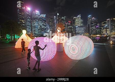 230530 -- SINGAPORE, 30 maggio 2023 -- le persone vedono le installazioni di luce durante un'anteprima dello spettacolo di luci i Light Singapore all'area di Marina Bay a Singapore, 30 maggio 2023. Foto di /Xinhua SINGAPORE-LIGHT SHOW-PREVIEW ThenxChihxWey PUBLICATIONxNOTxINxCHN Foto Stock