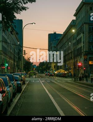 Una scena di strada al tramonto a Varsavia, in Polonia Foto Stock