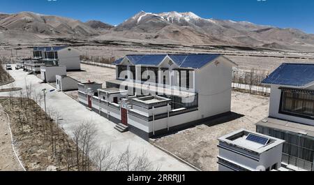 230531 -- NGARI, 31 maggio 2023 -- questa foto aerea scattata il 28 maggio 2023 mostra una vista delle case di quinta generazione nel villaggio di Demqog, Zhaxigang Township, Gar County nella prefettura di Ngari nella regione autonoma del Tibet della Cina sud-occidentale. Seduto al sole fuori della sua residenza nel villaggio di Demqog, Zhaxigang Township, Gar County nella prefettura di Ngari in Tibet, Losang Zhamdu, 84 anni, raccontò la storia delle cinque case in cui aveva vissuto. Io e mia madre vivevamo insieme in una tenda fatta di capelli di yak, tutti i nostri averi erano una giacca di pelliccia di capra e una coperta tibetana usurata, ricordava Losang Zhamdu, poi un servitore, Foto Stock