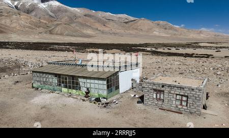 230531 -- NGARI, 31 maggio 2023 -- questa foto aerea scattata il 28 maggio 2023 mostra una casa di terza generazione nel villaggio di Demqog, Zhaxigang Township, contea di Gar nella prefettura di Ngari nella regione autonoma del Tibet del sud-ovest della Cina. Seduto al sole fuori della sua residenza nel villaggio di Demqog, Zhaxigang Township, Gar County nella prefettura di Ngari in Tibet, Losang Zhamdu, 84 anni, raccontò la storia delle cinque case in cui aveva vissuto. Io e mia madre vivevamo insieme in una tenda fatta con i capelli di yak, tutti i nostri beni erano una giacca di pelliccia di capra e una coperta tibetana usurata, ricordava Losang Zhamdu, allora una gleba, su suo figlio Foto Stock