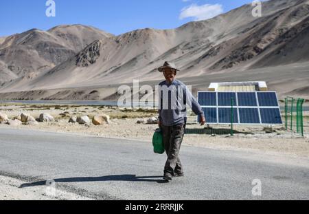 230531 -- NGARI, 31 maggio 2023 -- Losang Zhamdu recupera acqua dal pozzo vicino alla sua casa di terza generazione nel villaggio di Demqog, Zhaxigang Township, Gar County nella prefettura di Ngari nella regione autonoma del Tibet della Cina sud-occidentale, 28 maggio 2023. Seduto al sole fuori della sua residenza nel villaggio di Demqog, Zhaxigang Township, Gar County nella prefettura di Ngari in Tibet, Losang Zhamdu, 84 anni, raccontò la storia delle cinque case in cui aveva vissuto. Io e mia madre vivevamo insieme in una tenda fatta di capelli di yak, tutti i nostri averi erano una giacca di pelliccia di capra e una coperta tibetana usurata, ricordava Losang Zhamdu, poi a S. Foto Stock