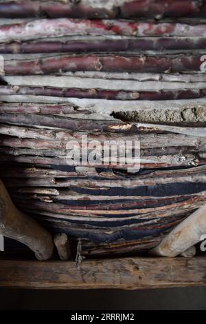 230531 -- NGARI, 31 maggio 2023 -- questa foto scattata il 28 maggio 2023 mostra il tetto realizzato con rami di alberi di una casa obsoleta di seconda generazione nel villaggio di Demqog, Zhaxigang Township, Gar County nella prefettura di Ngari, nella regione autonoma del Tibet della Cina sud-occidentale. Seduto al sole fuori della sua residenza nel villaggio di Demqog, Zhaxigang Township, Gar County nella prefettura di Ngari in Tibet, Losang Zhamdu, 84 anni, raccontò la storia delle cinque case in cui aveva vissuto. Io e mia madre vivevamo insieme in una tenda fatta di capelli di yak, tutti i nostri averi erano una giacca di pelliccia di capra e una coperta tibetana usurata, ricordati Foto Stock