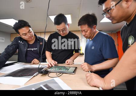 230531 -- HAIKOU, 31 maggio 2023 -- gli archeologi lavorano sui dati archeologici raccolti sott'acqua sulla nave di ricerca scientifica Tansuo-1 nel Mar Cinese meridionale, 24 maggio 2023. Un'ancora di ferro e una scatola sono stati scoperti vicino a uno dei due antichi naufragi del Mar Cinese meridionale dove è in corso un'indagine archeologica cinese. Approvato dalla National Cultural Heritage Administration, un team archeologico di alto mare sta conducendo la prima fase delle indagini sul sito dei relitti n. 1 e n. 2 vicino al versante continentale nord-occidentale del Mar Cinese meridionale. L'investigazione Foto Stock