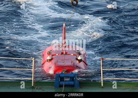 230531 -- HAIKOU, 31 maggio 2023 -- il sommergibile con equipaggio Shenhai Yongshi Deep Sea Warrior viene rilasciato dalla nave di ricerca scientifica Tansuo-1 e si prepara a immergersi in mare per condurre indagini subacquee nel Mar Cinese meridionale, 24 maggio 2023. Un'ancora di ferro e una scatola sono stati scoperti vicino a uno dei due antichi naufragi del Mar Cinese meridionale dove è in corso un'indagine archeologica cinese. Approvato dalla National Cultural Heritage Administration, un team archeologico di alto mare sta conducendo la prima fase delle indagini presso il sito della nave n. 1 e n. 2 Foto Stock