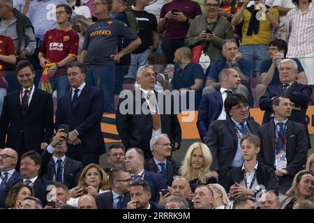 230601 -- BUDAPEST, 1 giugno 2023 -- il primo ministro ungherese Viktor Orban C partecipa alla finale di UEFA Europa League 2023 tra LA Roma e il Siviglia FC allo stadio Puskas Arena di Budapest, Ungheria, il 31 maggio 2023. Foto di /Xinhua SP HUNGARY-BUDAPEST-FOOTBALL-EUROPA LEAGUE 2023-AS ROMA VS SIVIGLIA FC AttilaxVolgyi PUBLICATIONxNOTxINxCHN Foto Stock