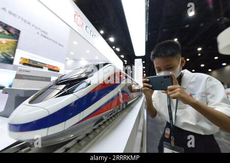 230601 -- BANGKOK, 1 giugno 2023 -- Un bambino scatta foto dei modelli di treno della China Railway Rolling Stock Corporation CRRC durante Asia Pacific Rail 2023 a Bangkok, Thailandia, il 31 maggio 2023. CRRC ha tenuto una serie di attività tematizzate sulla scoperta del mondo in treno durante la mostra, mostrando diversi modelli di treni di fabbricazione cinese. THAILAND-BANGKOK-ASIA PACIFIC RAIL-EXHIBITION RACHENXSAGEAMSAK PUBLICATIONXNOTXINXCHN Foto Stock