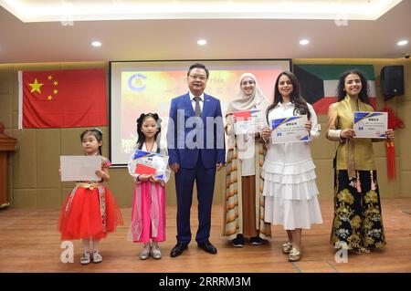 230603 -- KUWAIT CITY, 3 giugno 2023 -- l'ambasciatore cinese in Kuwait Zhang Jianwei 3rd L posa per una foto di gruppo con Muneera al Sabah 2nd R e altri vincitori di un concorso di recitazione cinese durante una cerimonia di premiazione nel Kuwait Chinese Culture Center a Kuwait City, Kuwait, 2 giugno 2023. Muneera al Sabah, una principessa della famiglia reale del Kuwait Sabah e anche vincitrice di un concorso di recitazione cinese in Kuwait, ha espresso la sua speranza venerdì che più persone iniziino ad imparare la lingua cinese nel paese del Golfo. PER ANDARE CON LA principessa kuwaitiana vincitrice del concorso di recitazione cinese KUWAIT-KUWAIT Foto Stock