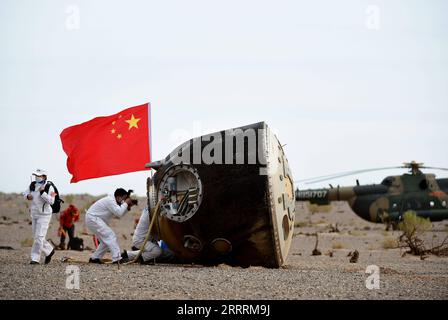 230604 -- SITO DI SBARCO DI DONGFENG, 4 giugno 2023 -- la capsula di ritorno dell'astronave con equipaggio Shenzhou-15 atterra in modo sicuro nel sito di sbarco di Dongfeng nella regione autonoma della Mongolia interna della Cina settentrionale 4 giugno 2023. EyesonSciCHINA-SHENZHOU-15-RETURN CN RenxJunchuan PUBLICATIONxNOTxINxCHN Foto Stock