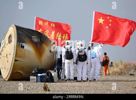 230604 -- SITO DI SBARCO DI DONGFENG, 4 giugno 2023 -- la capsula di ritorno dell'astronave con equipaggio Shenzhou-15 atterra in modo sicuro nel sito di sbarco di Dongfeng nella regione autonoma della Mongolia interna della Cina settentrionale 4 giugno 2023. EyesonSciCHINA-SHENZHOU-15-RETURN CN LianxZhen PUBLICATIONxNOTxINxCHN Foto Stock