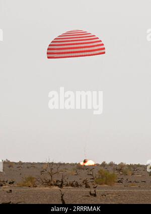 230604 -- SITO DI SBARCO DI DONGFENG, 4 giugno 2023 -- la capsula di ritorno dell'astronave con equipaggio Shenzhou-15 atterra in modo sicuro nel sito di sbarco di Dongfeng nella regione autonoma della Mongolia interna della Cina settentrionale 4 giugno 2023. EyesonSciCHINA-SHENZHOU-15-RETURN CN LianxZhen PUBLICATIONxNOTxINxCHN Foto Stock