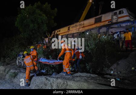 230604 -- BALASORE, 4 giugno 2023 -- i soccorritori lavorano nel sito di un incidente ferroviario nel distretto di Balasore, nello stato indiano orientale di Odisha, 3 giugno 2023. Il bilancio delle vittime della collisione di due treni passeggeri nello stato indiano orientale di Odisha è salito a 288 con altri 803 feriti secondo quanto riferito sabato, i funzionari hanno detto. Il Times of India ha citato i funzionari ferroviari per affermare che ci sono 288 vittime registrate nell'orribile incidente ferroviario, il più mortale incidente ferroviario del paese in più di 20 anni. I passeggeri feriti sono stati portati negli ospedali di Gopalpur, Khantapara, Balasore, Bhadrak An Foto Stock