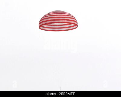 230604 -- SITO DI SBARCO DI DONGFENG, 4 giugno 2023 -- la capsula di ritorno dell'astronave con equipaggio Shenzhou-15 atterra in modo sicuro nel sito di sbarco di Dongfeng nella regione autonoma della Mongolia interna della Cina settentrionale 4 giugno 2023. EyesonSciCHINA-SHENZHOU-15-RETURN CN RenxJunchuan PUBLICATIONxNOTxINxCHN Foto Stock