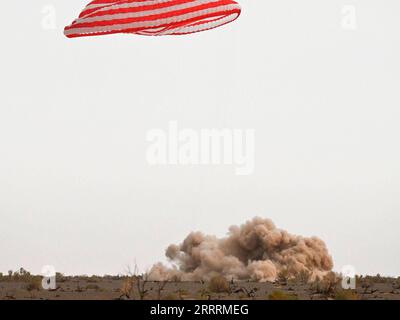 230604 -- SITO DI SBARCO DI DONGFENG, 4 giugno 2023 -- la capsula di ritorno dell'astronave con equipaggio Shenzhou-15 atterra in modo sicuro nel sito di sbarco di Dongfeng nella regione autonoma della Mongolia interna della Cina settentrionale 4 giugno 2023. EyesonSciCHINA-SHENZHOU-15-RETURN CN LianxZhen PUBLICATIONxNOTxINxCHN Foto Stock