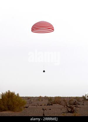 230604 -- SITO DI SBARCO DI DONGFENG, 4 giugno 2023 -- la capsula di ritorno dell'astronave con equipaggio Shenzhou-15 atterra in modo sicuro nel sito di sbarco di Dongfeng nella regione autonoma della Mongolia interna della Cina settentrionale 4 giugno 2023. EyesonSciCHINA-SHENZHOU-15-RETURN CN RenxJunchuan PUBLICATIONxNOTxINxCHN Foto Stock