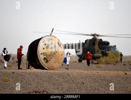 230604 -- SITO DI SBARCO DI DONGFENG, 4 giugno 2023 -- la capsula di ritorno dell'astronave con equipaggio Shenzhou-15 atterra in modo sicuro nel sito di sbarco di Dongfeng nella regione autonoma della Mongolia interna della Cina settentrionale 4 giugno 2023. EyesonSciCHINA-SHENZHOU-15-RETURN CN RenxJunchuan PUBLICATIONxNOTxINxCHN Foto Stock