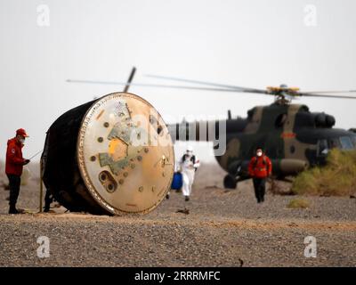 230604 -- SITO DI SBARCO DI DONGFENG, 4 giugno 2023 -- la capsula di ritorno dell'astronave con equipaggio Shenzhou-15 atterra in modo sicuro nel sito di sbarco di Dongfeng nella regione autonoma della Mongolia interna della Cina settentrionale 4 giugno 2023. EyesonSciCHINA-SHENZHOU-15-RETURN CN RenxJunchuan PUBLICATIONxNOTxINxCHN Foto Stock