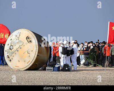 230604 -- SITO DI SBARCO DI DONGFENG, 4 giugno 2023 -- la capsula di ritorno dell'astronave con equipaggio Shenzhou-15 atterra in modo sicuro nel sito di sbarco di Dongfeng nella regione autonoma della Mongolia interna della Cina settentrionale 4 giugno 2023. EyesonSciCHINA-SHENZHOU-15-RETURN CN LianxZhen PUBLICATIONxNOTxINxCHN Foto Stock