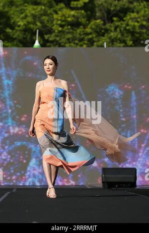 230604 -- SEOUL, 4 giugno 2023 -- Un modello presenta una creazione durante Zero Waste Fashion Show a Seoul, Corea del Sud, 4 giugno 2023. Una sfilata di moda a favore dello zero rifiuti si è tenuta domenica a Seul in vista della giornata mondiale dell'ambiente, che cade il 5 giugno. COREA DEL SUD-SEOUL-ZERO WASTE-FASHION SHOW WANGXYILIANG PUBLICATIONXNOTXINXCHN Foto Stock
