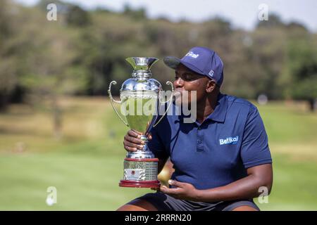 KAREN, GHANA - 20 AGOSTO: Micheal Karanga festeggia il Lifting Kenya Amateur Strokeplay Championship Karen Leg Trophy il 20 agosto 2023 a Karen Cou Foto Stock