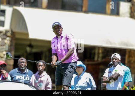 KAREN, GHANA - 20 AGOSTO: Micheal Karanga festeggia il Lifting Kenya Amateur Strokeplay Championship Karen Leg Trophy il 20 agosto 2023 a Karen Cou Foto Stock