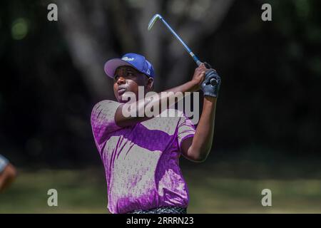 KAREN, GHANA - 20 AGOSTO: Micheal Karanga festeggia il Lifting Kenya Amateur Strokeplay Championship Karen Leg Trophy il 20 agosto 2023 a Karen Cou Foto Stock