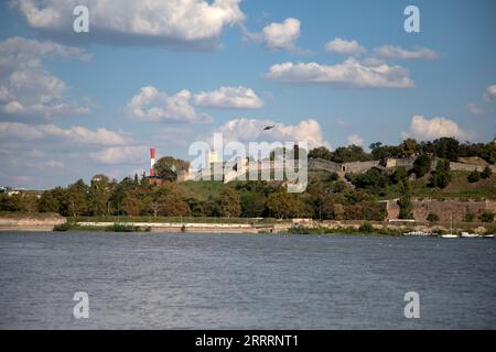 Belgrado, Serbia - Un elicottero che sorvola il parco Kalemegdan e la cittadella alla confluenza del fiume Sava e del Danubio Foto Stock