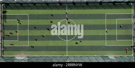 230608 -- TINGRI, 8 giugno 2023 -- questa foto aerea scattata il 5 giugno 2023 mostra gli alunni che giocano a calcio in una scuola elementare della Zhaxizom Township nella contea di Tingri, nella città di Xigaze, nella regione Autonoma Tibet della Cina sud-occidentale. La scuola elementare di Zhaxizom Township è la scuola più vicina al Monte Qomolangma, con una distanza di poco più di 40 chilometri. Per soddisfare le diverse esigenze degli studenti, la scuola ha istituito corsi di interesse come pianoforte, informatica, arte, radiodiffusione, sport, danza e artigianato. Attualmente, la scuola elementare ha un solo pianoforte. Quindi, tastiera elettronica Foto Stock