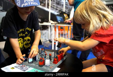 230608 -- PRAGA, 8 giugno 2023 -- i bambini giocano a scacchi laser alla Fiera della Scienza di Praga, Repubblica Ceca, l'8 giugno 2023. La Fiera della Scienza, organizzata annualmente dall'Accademia delle Scienze della Repubblica Ceca, si tiene dall'8 al 10 giugno di quest'anno. Foto di /Xinhua REPUBBLICA CECA-PRAGA-FIERA DELLA SCIENZA DanaxKesnerova PUBLICATIONxNOTxINxCHN Foto Stock