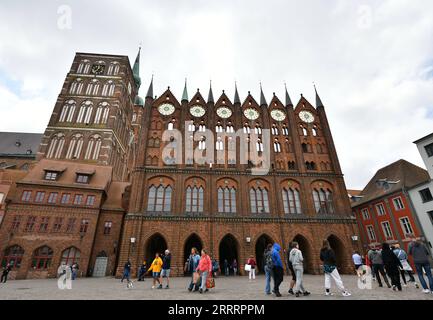 230610 -- BERLINO, 10 giugno 2023 -- questa foto scattata il 1 giugno 2023 mostra il municipio di Stralsund, Germania nord-orientale. GERMANIA-STRALSUND-VIEW RenxPengfei PUBLICATIONxNOTxINxCHN Foto Stock