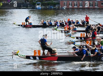 230610 -- BERLINO, 10 giugno 2023 -- i concorrenti gareggiano durante una gara di draghi sul fiume Sprea a Berlino, in Germania, 9 giugno 2023. Venerdì hanno partecipato all'evento oltre 300 concorrenti di 17 squadre. GERMANIA-BERLINO-DRAGON BOAT RACE RenxPengfei PUBLICATIONxNOTxINxCHN Foto Stock