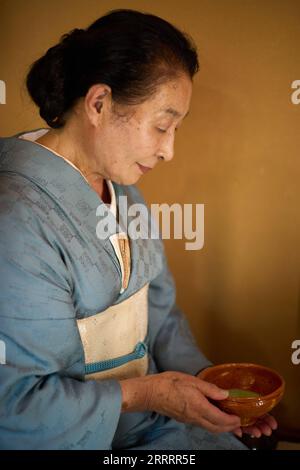 230611 -- SAITAMA, 11 giugno 2023 -- il Maestro del tè Asami Yaeko dimostra il servizio di matcha all'ospite nella sala della cerimonia del tè nella sua casa a Saitama, in Giappone, il 10 giugno 2023. Matcha è una bevanda da tè originaria della Cina. Kentoushi, o diplomatici della dinastia Tang cinese 618-907, riportò il matcha in Giappone durante il IX secolo, dove divenne popolare col passare del tempo. A differenza dei normali tè, il matcha deve essere macinato prima di preparare e servire. Il Maestro del tè Asami Yaeko, che è vicino a lei 80, è stato in contatto con la cerimonia del tè fin dall'infanzia sotto l'influenza di sua nonna, ed è stato io Foto Stock