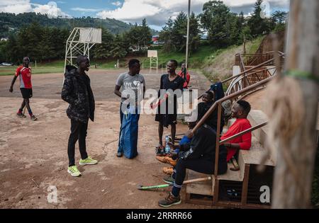 230611 -- ITEN, 11 giugno 2023 -- il corridore keniota Kelvin Kimtai Chepsigor 2nd L parla con gli studenti della squadra di hockey della Kisii University di Kisii, Kenya, il 6 giugno 2023. Verso le 6:00, la prima luce del mattino risplende sull'arco storico scritto con Home of Champions a Iten, i corridori si sono riuniti qui per salutarsi con un pugno, allungare i muscoli e prepararsi per la prima sessione di allenamento della giornata. Con un'altitudine media di 2.400 metri, Iten si trova nella parte occidentale del Kenya, vicino alla Great Rift Valley dell'Africa orientale. È un luogo ideale per l'addestramento alla corsa su lunghe distanze ed è il cr Foto Stock